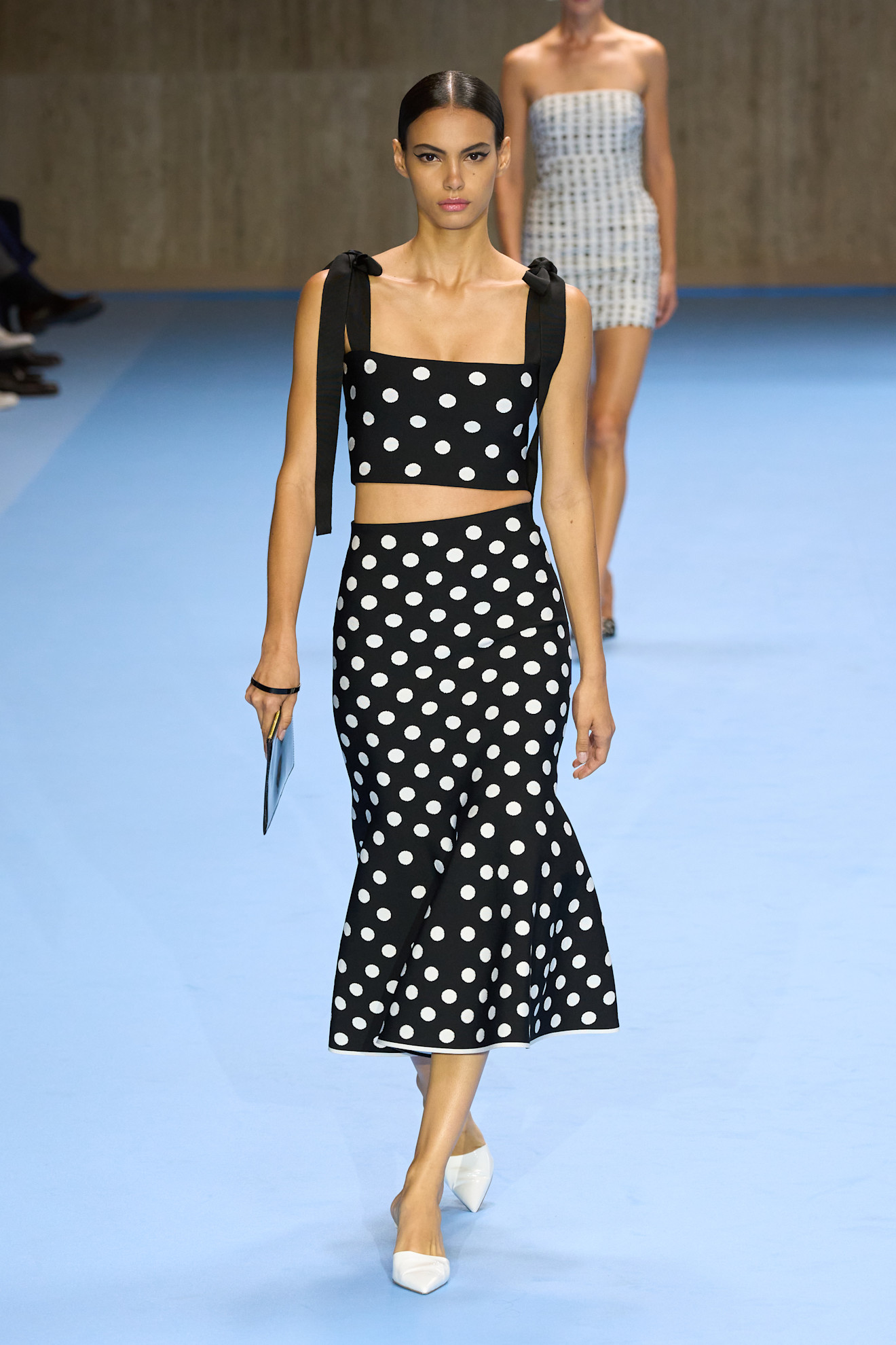 تنسيقات الأبيض مع الأسود بإطلالة من Carolina Herrera