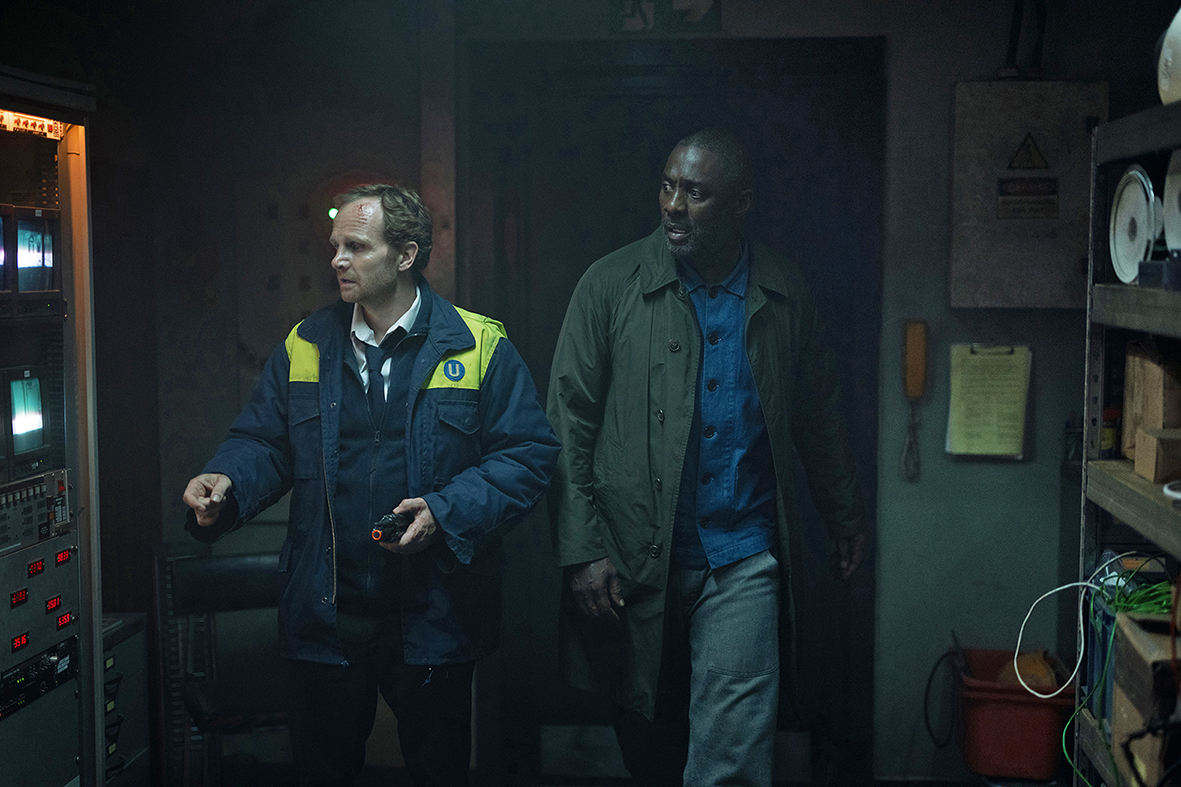 حتى في مشاهد الذروة، لا يندفع الإخراج نحو الاستعراض