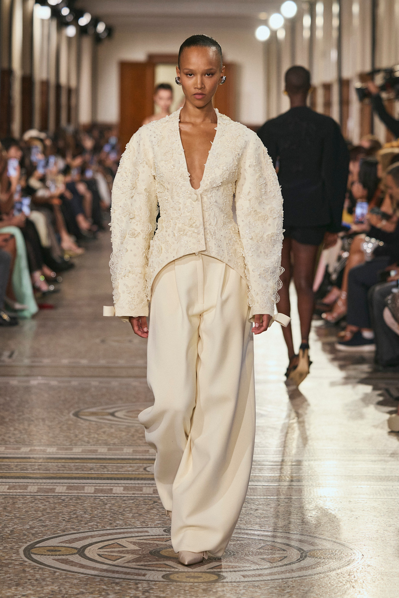 إطلالة من Georges Hobeika ضمن مجموعة الأزياء الجاهزة لربيع وصيف 2026