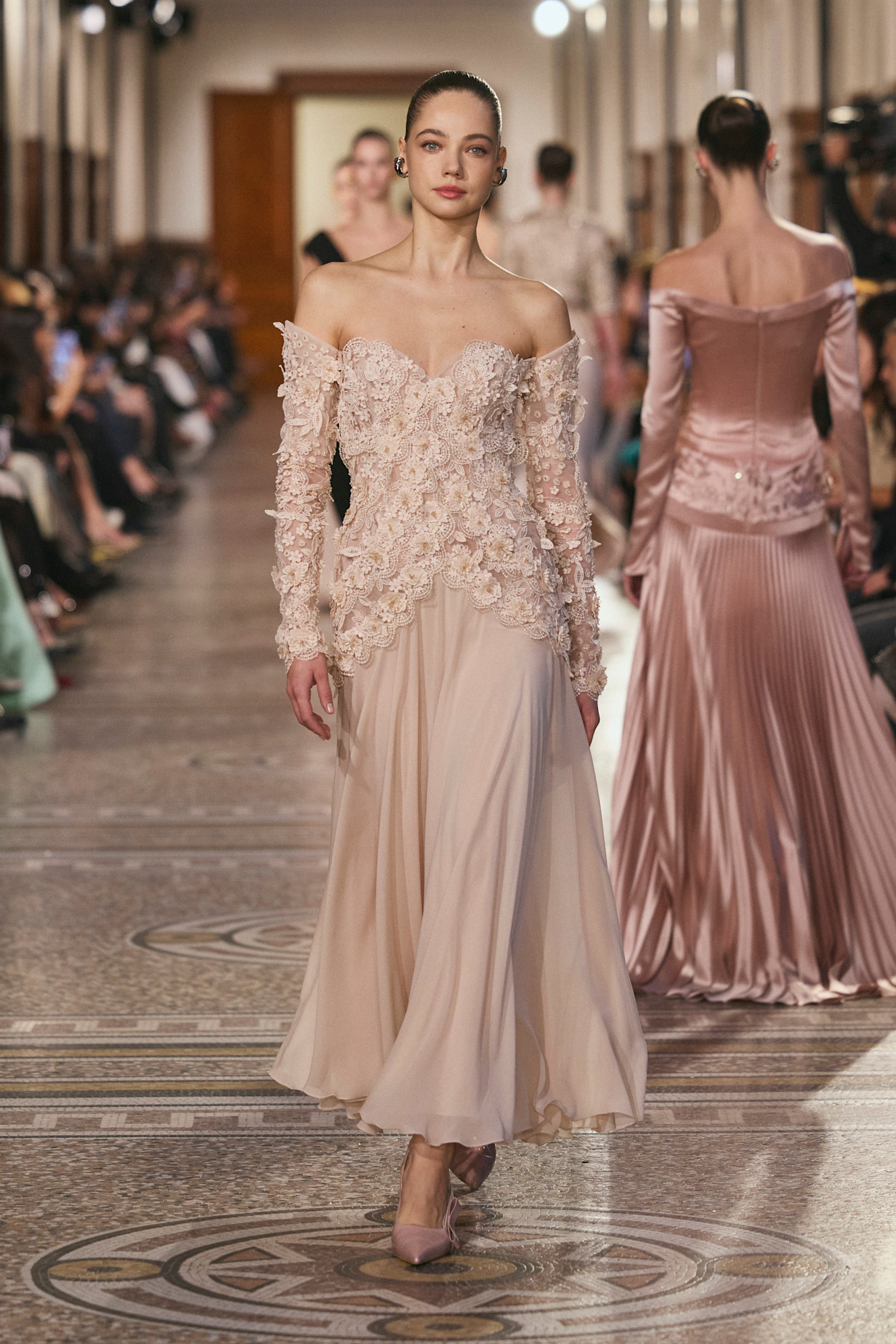 فستان باللون البيج الكريمي من Georges Hobeika ضمن مجموعة ربيع وصيف 2026 للأزياء الجاهزة