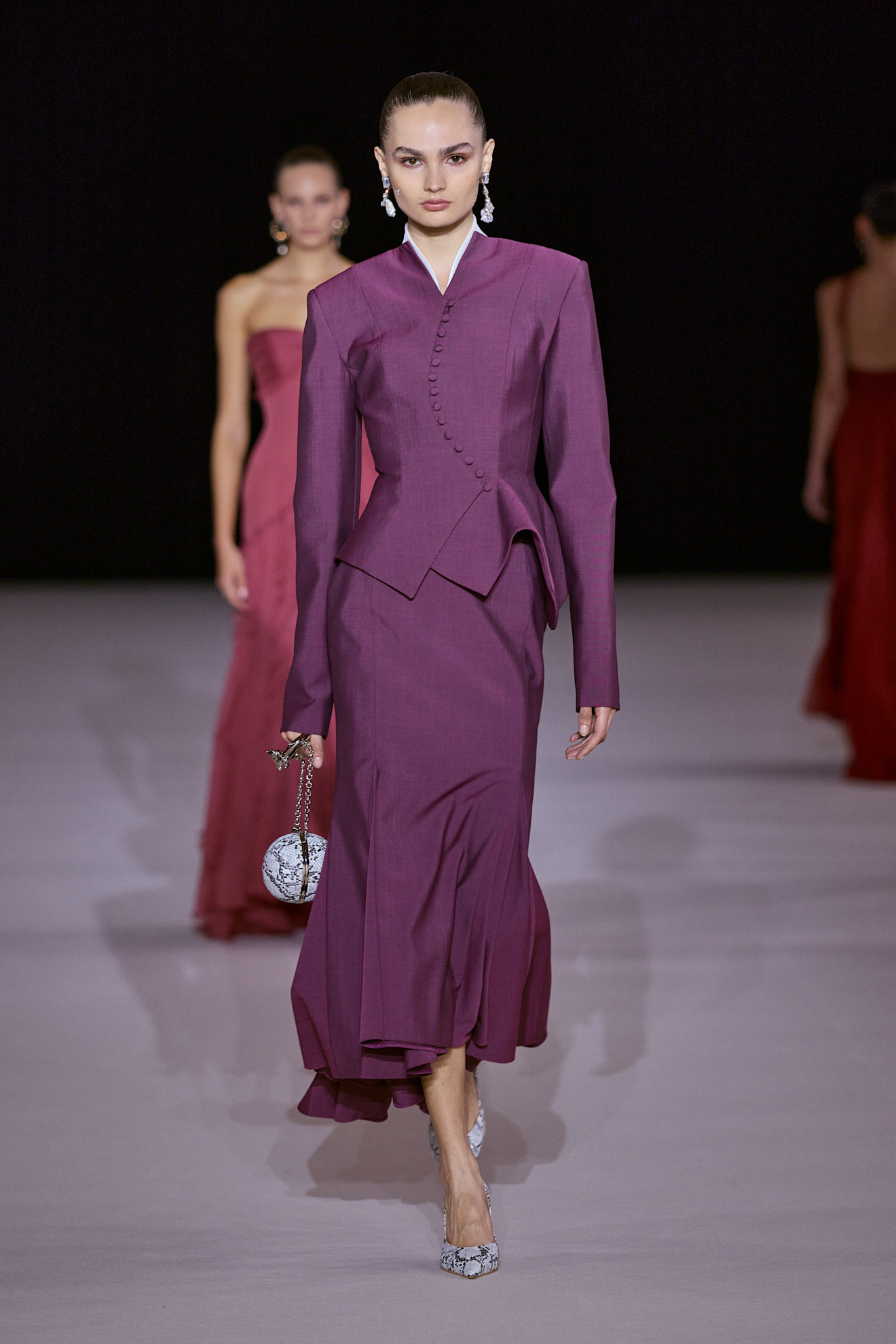 من مجموعة Georges Hobeika ربيع و صيف 2027 للملابس الجاهزة