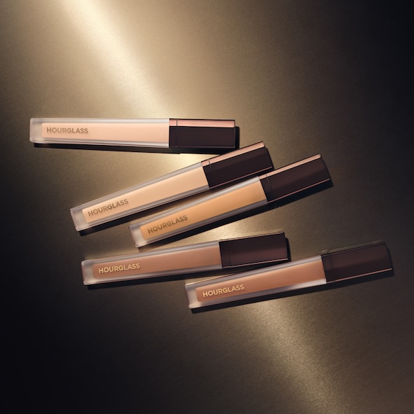  Hourglass تكشف عن مستحضر Unreal Liquid Highlighter