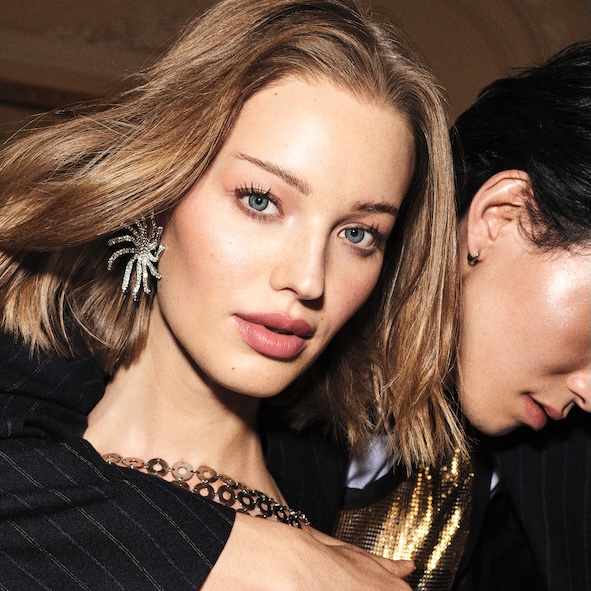 ​   Hourglass تكشف عن مستحضر Unreal Liquid Highlighter  ​