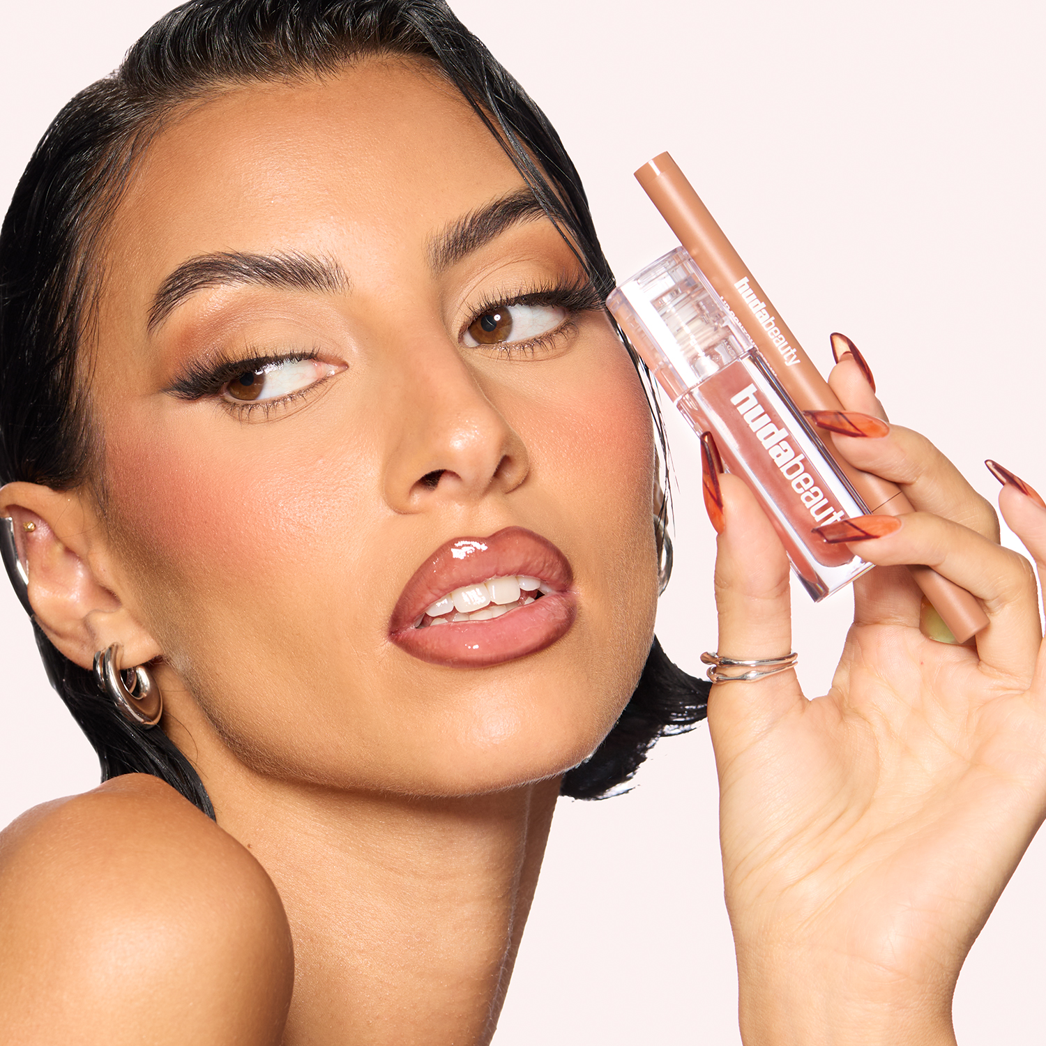 هدى بيوتي تطرح قلم تحديد الشفاه الملوّن LIP CONTOUR + زيت الشفاه FAUX FILLER
