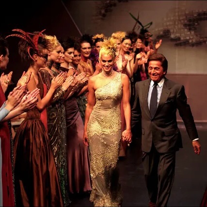 نشرت سيندي كروفورد صورة تجمعها بالمصمم الراحل