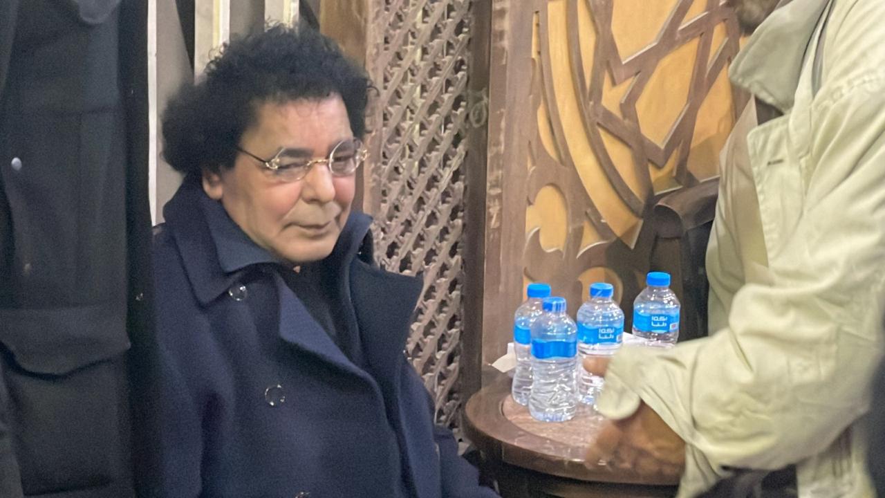 محمد منير في عزاء أحمد الحجار