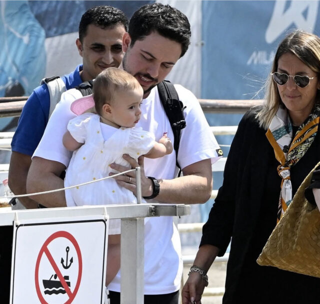 الأميرة الصغيرة بصحبة والديها
