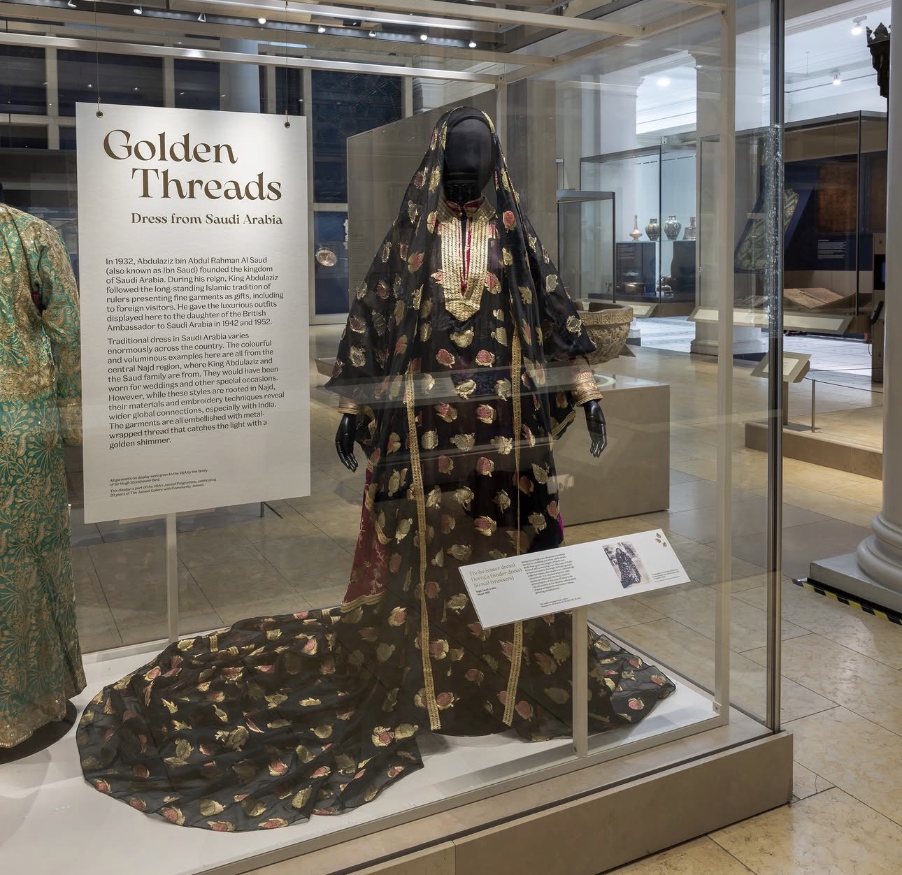 صور من معرض Victoria & Albert بعنوان: Golden Threads. الصور من حساب Communityjameel على Instagram