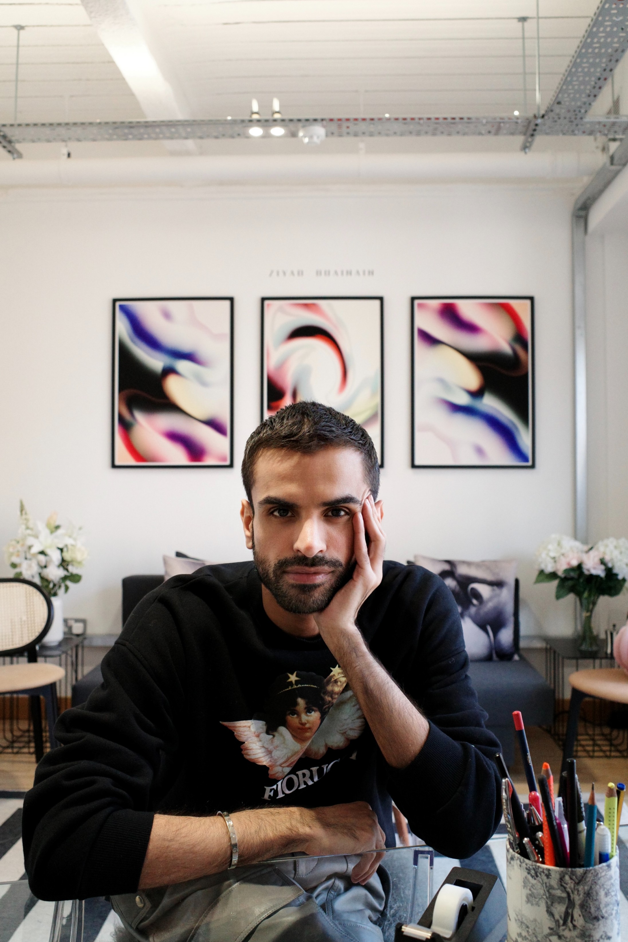 المصمم السعودي زياد البوعنين. الصورة مقدمة من المصمم نفسه لـ"هيَ"