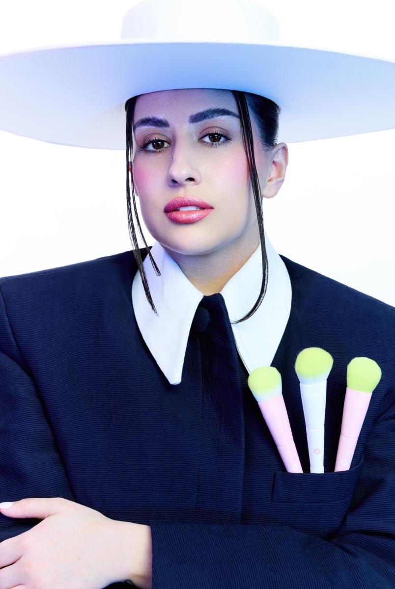 فرح الهادي تكسر قواعد الجمال وتطلق FARAH Cosmetics في حديث مع "هي"