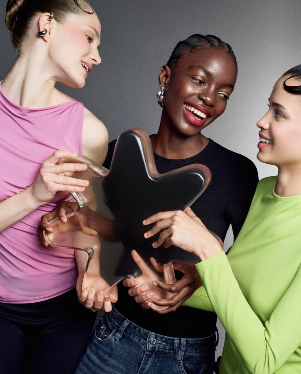فرح الهادي تكسر قواعد الجمال وتطلق FARAH Cosmetics في حديث مع "هي"