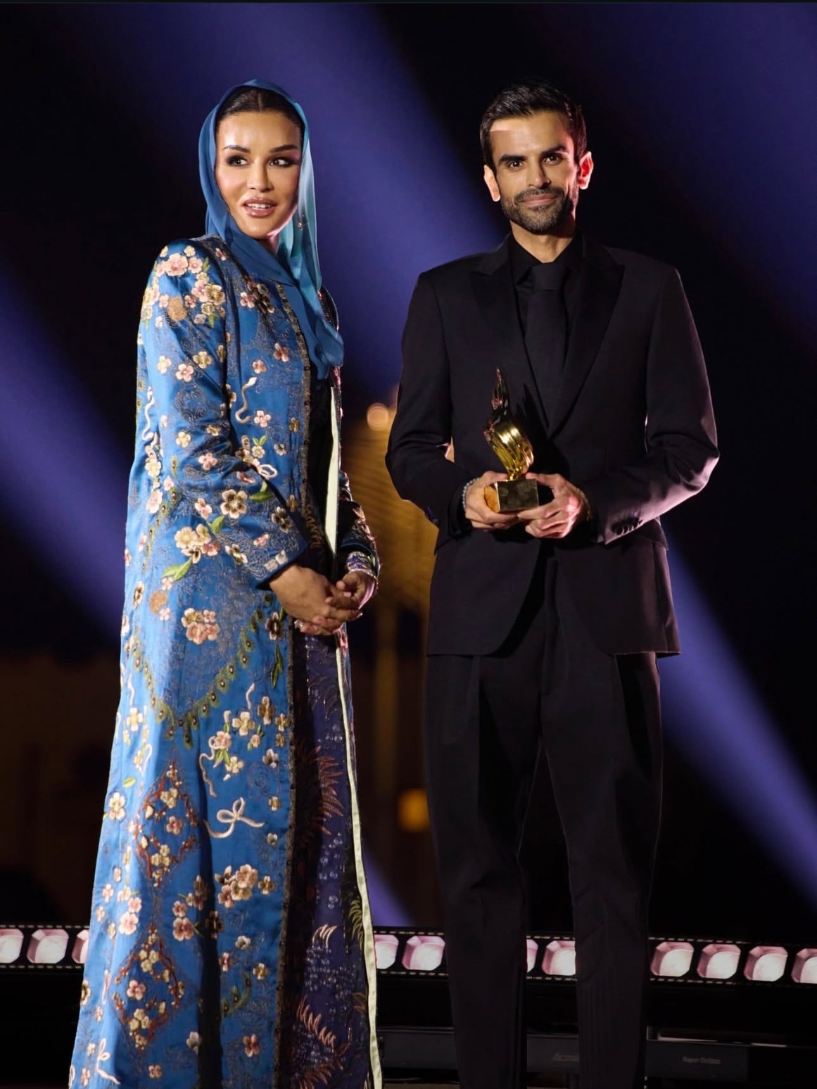 الصمم زياد البوعنين يفوز بجائزة FTA للأزياء المسائية، 2025. يقف مع الشيخة موزة بنت ناصر 