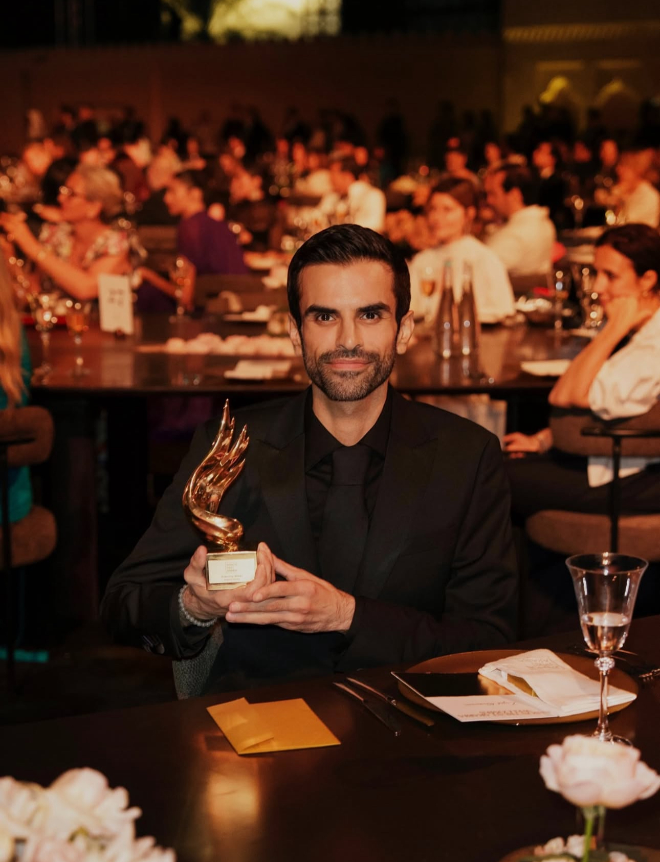 الصمم زياد البوعنين يفوز بجائزة FTA للأزياء المسائية، 2025. الصورة من حساب الانستقرام للمصمم