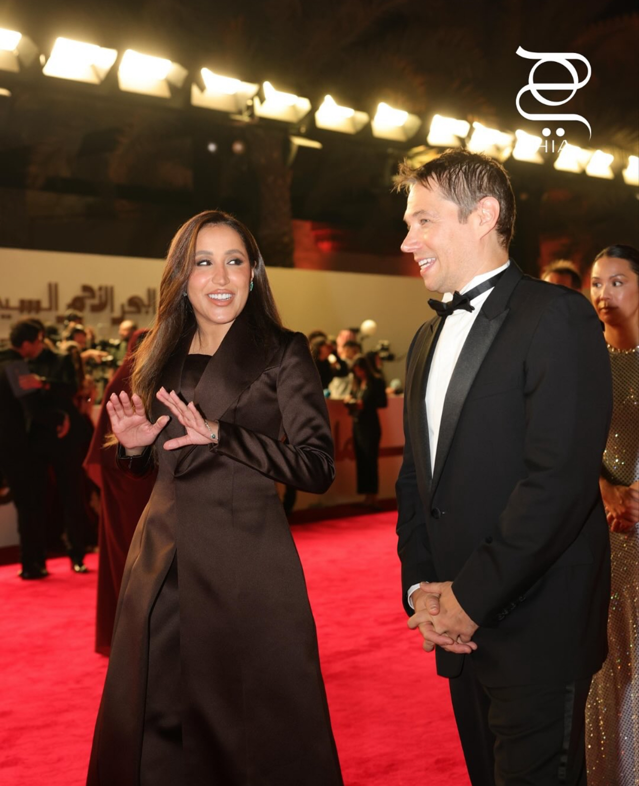 الرئيسة التنفيذية للمجموعة السعودية للأبحاث و الإعلام جمانا الراشد بتصميم خاص من Ashi Studio. الصورة من حساب مجلة هيَ على الانستقرام