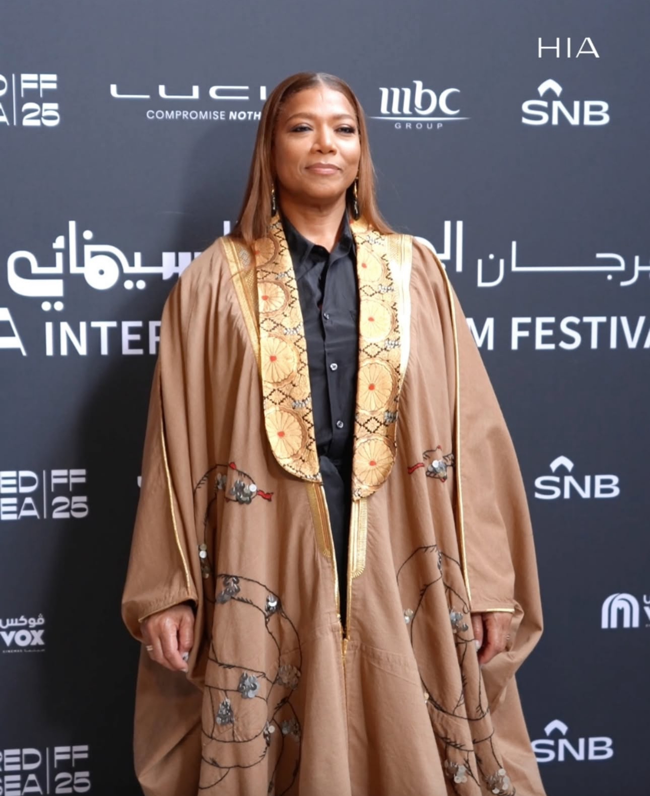 "كوين لطيفة" بتصميم مستوحاة من البشت. الصورة من حساب مجلة هيَ على الانستقرام