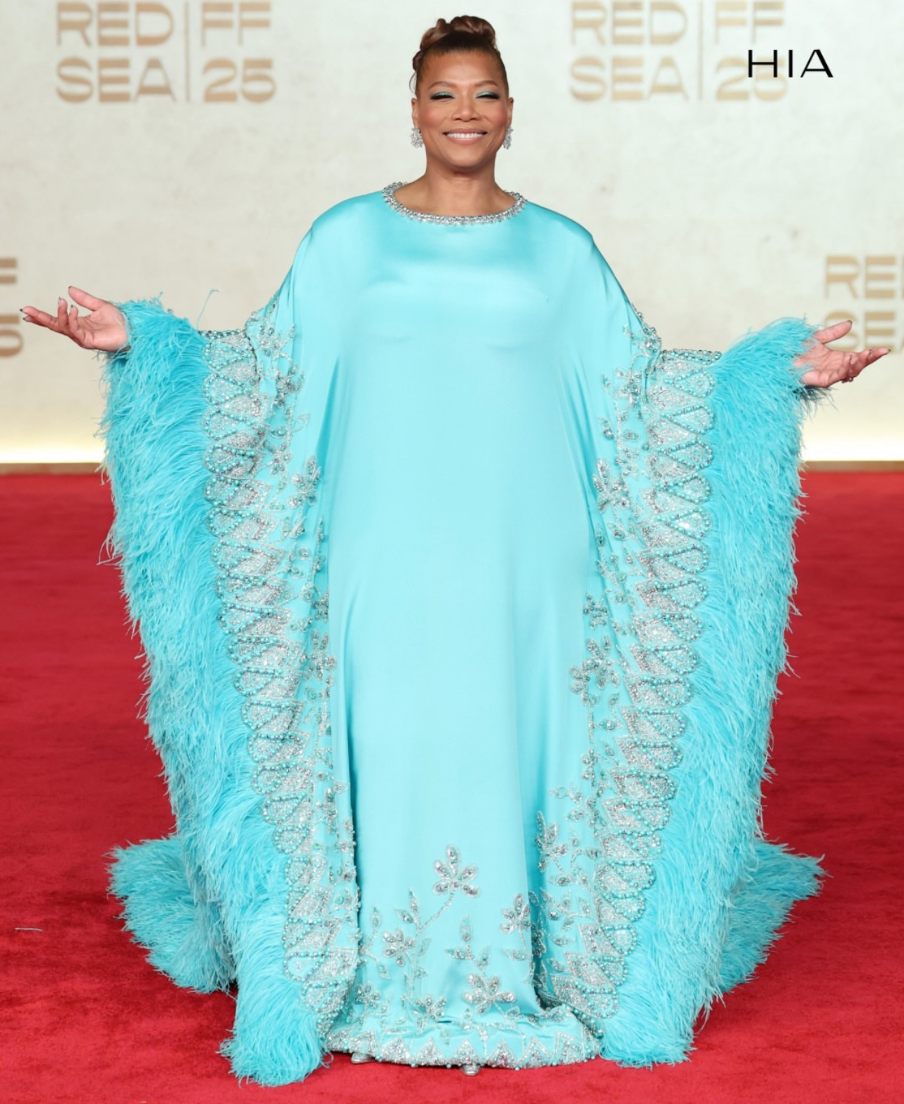 إطلالة مميزة و محتشمة من Queen Latifah من تصميم Georges Hobeika . الصورة من حساب مجلة هيَ على الانستقرام