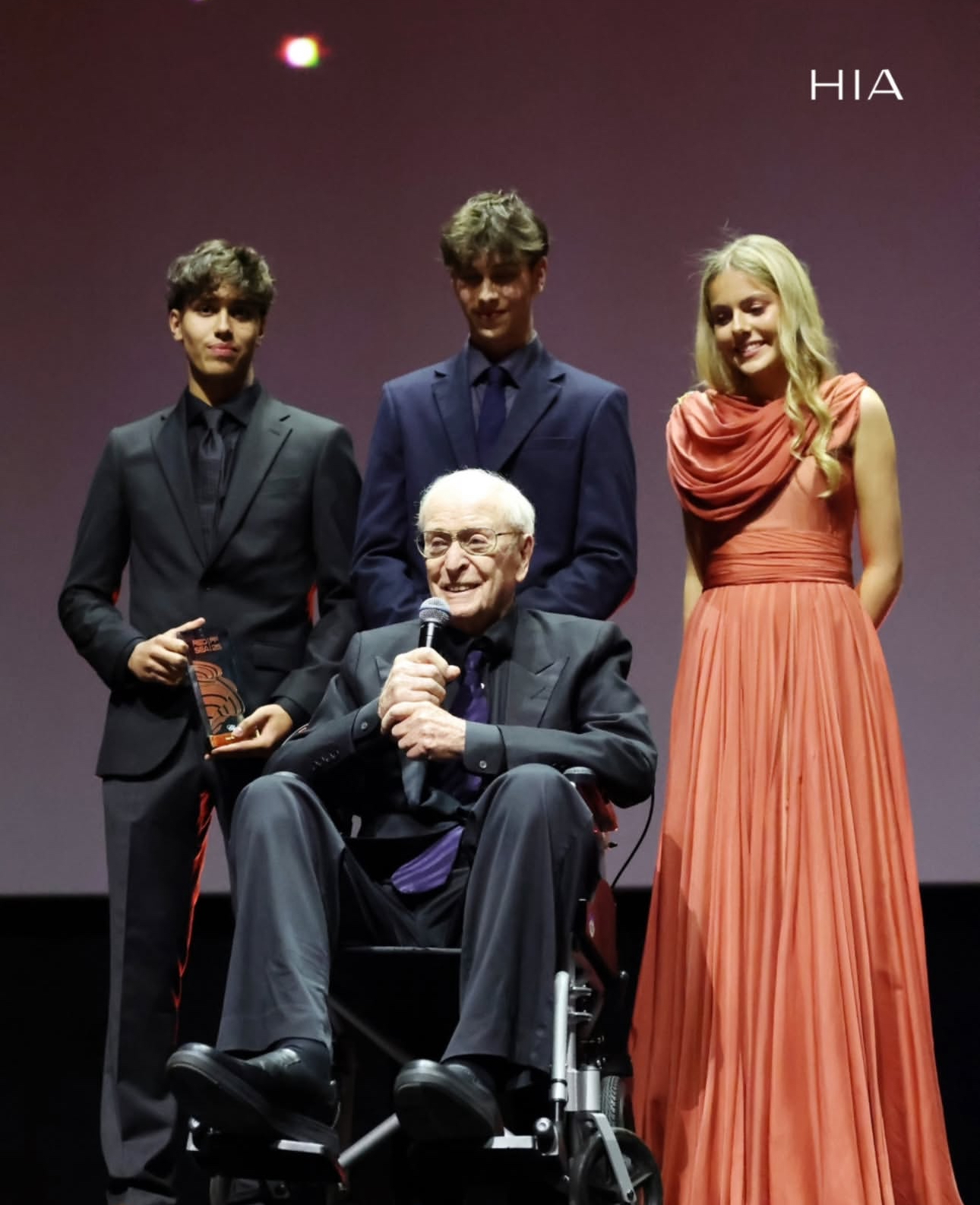 حفيدة الممثل "مايكل كاين" بتصميم من عدنان أكبر. الصورة من حساب مجلة هيَ على الانستقرام