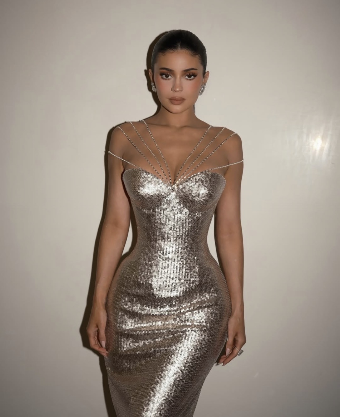 Kylie Jenner  بتصميم خاص من Ashi Studio. الصورة من حساب الدار على الانستقرام