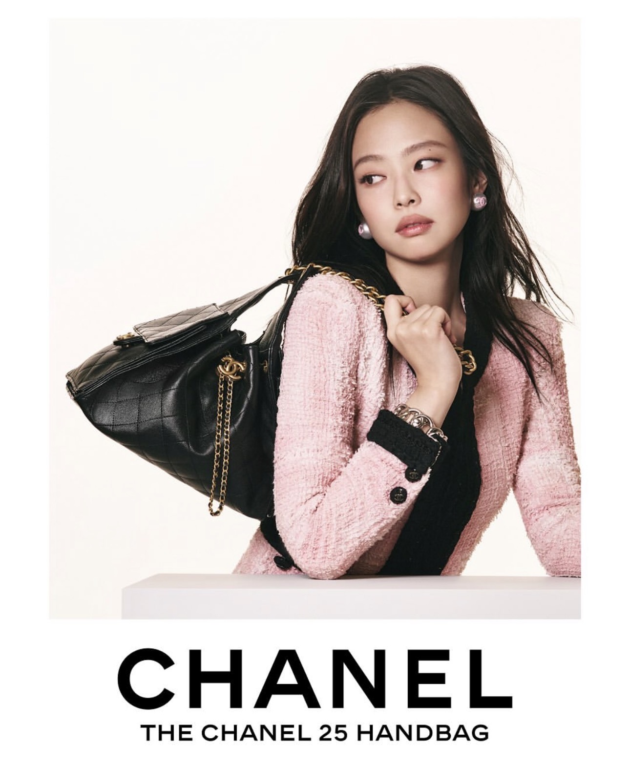 من الحملة التسويقية لحقيبة 25. الصورة من حساب CHANEL على صفحة انستغرام