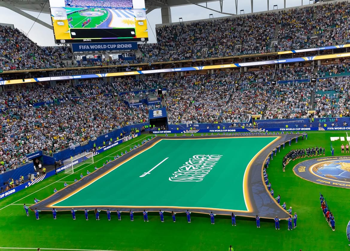 العلم السعودي يزيّن أحد ملاعب كأس العالم 2026.