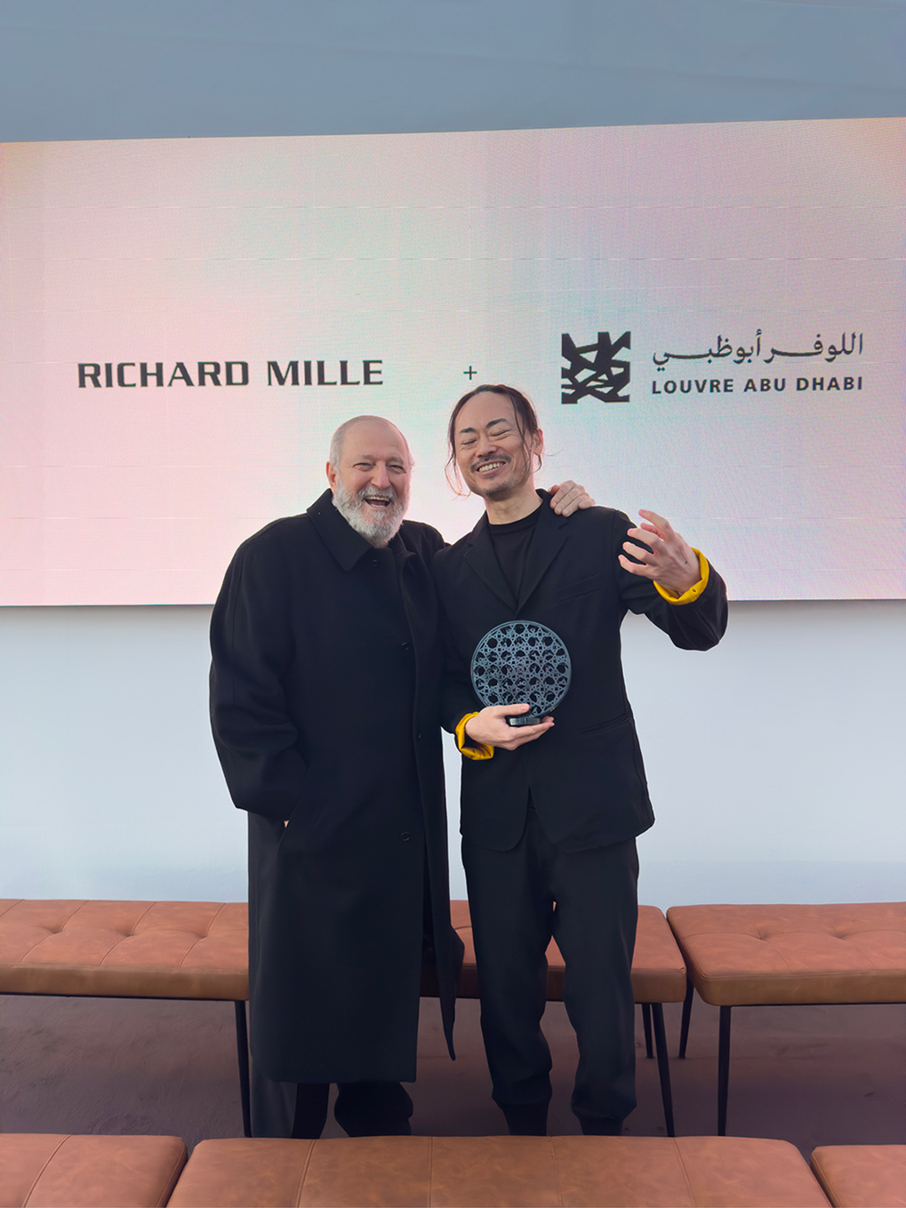 ومع الفائز بالجائزة "ريويتشي كوروكاوا"