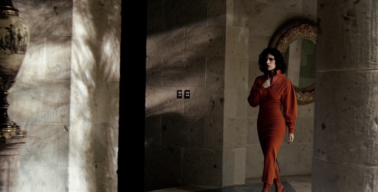 صورة من فلم Willy Chavarria و Zara من اعلان التعاون. الصورة من حساب العلامة على الانستغرام.