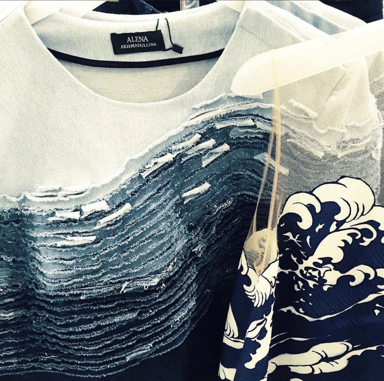 من تصاميم المصممة الروسية Alena Akhmadullina الصورة من حساب العلامة على الانستغرام.