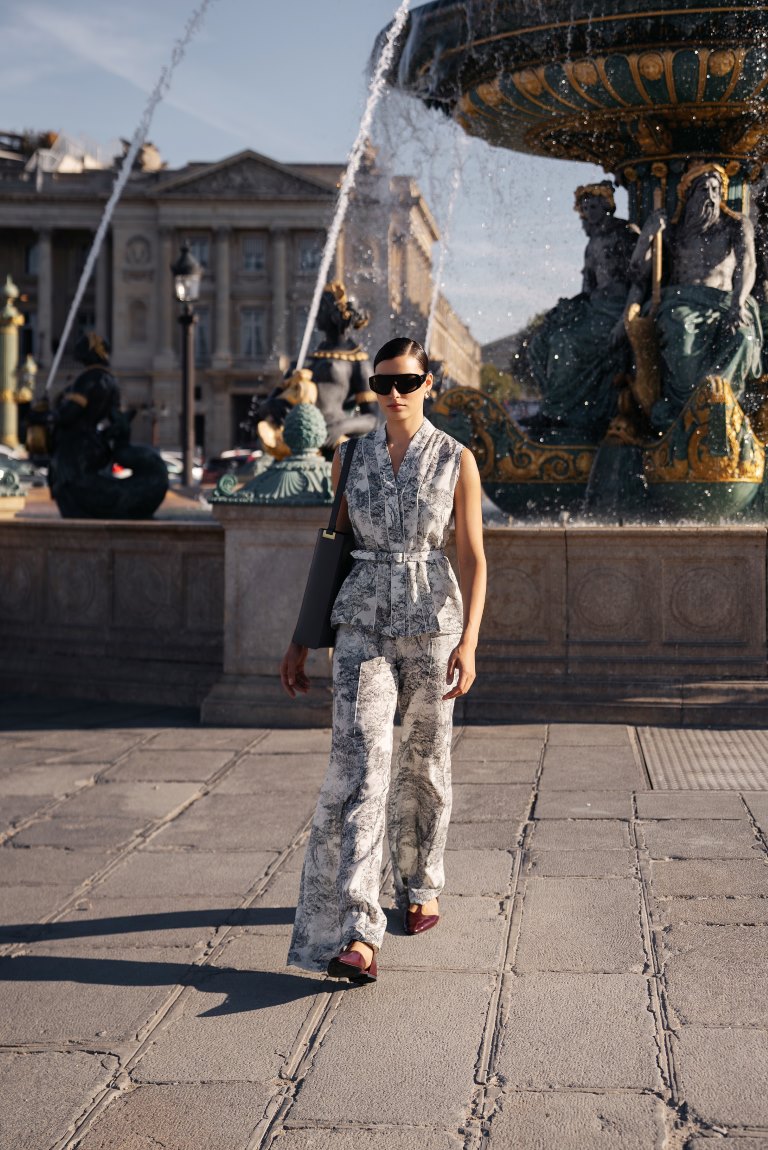 المصممة العُمانية أمل الرئيسي تكشف عن مجموعة "بورتريه للنعومة المعاصرة"