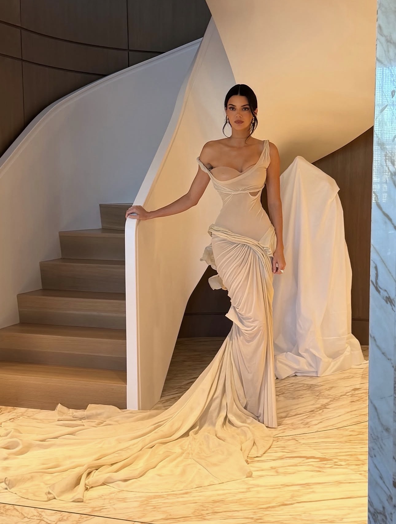Kendall Jenner بتصميم خاص من Gap Studio بتوقيع Zac Posen