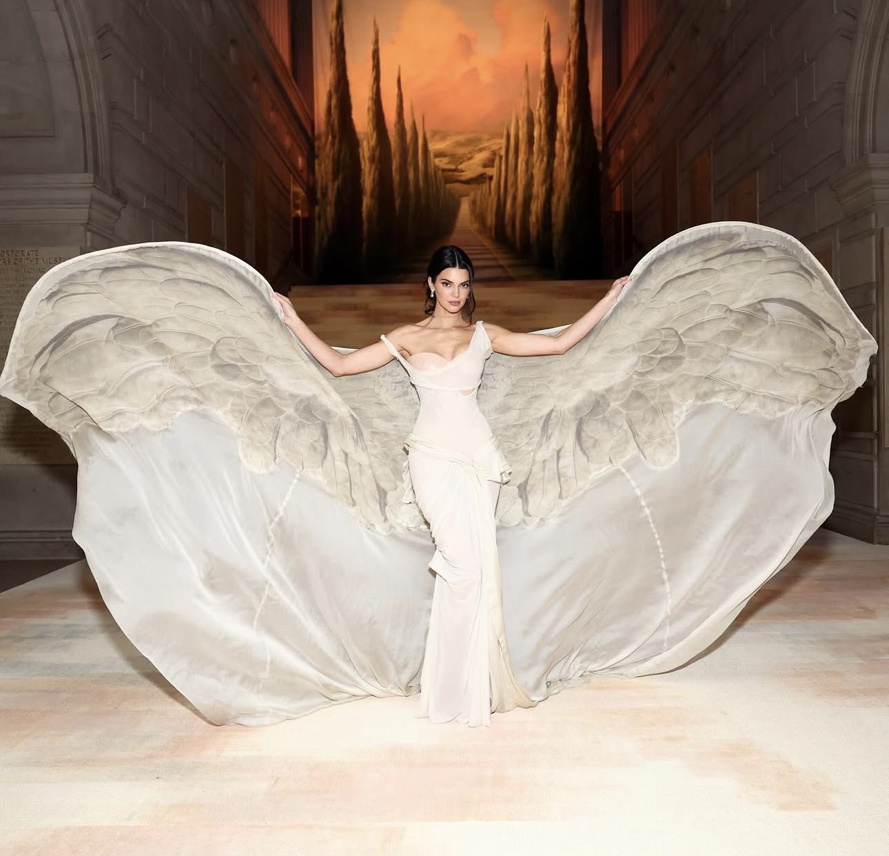 Kendall Jenner بتصميم خاص من Gap Studio بتوقيع Zac Posen
