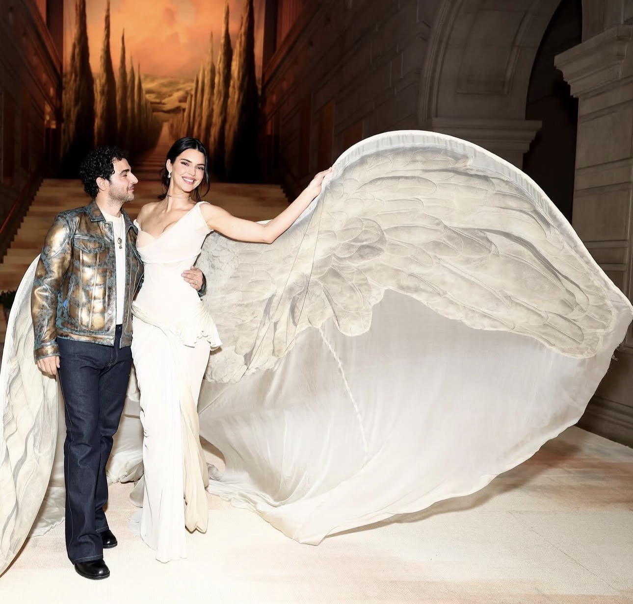 Kendall Jenner بتصميم خاص من Gap Studio بتوقيع Zac Posen