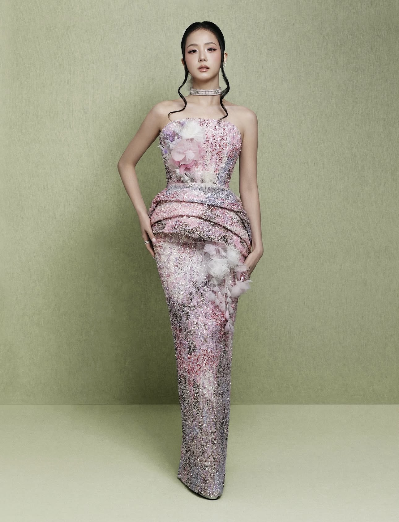 Jisoo بتصميم خاص من Dior بتوقيع Jonathan Anderson