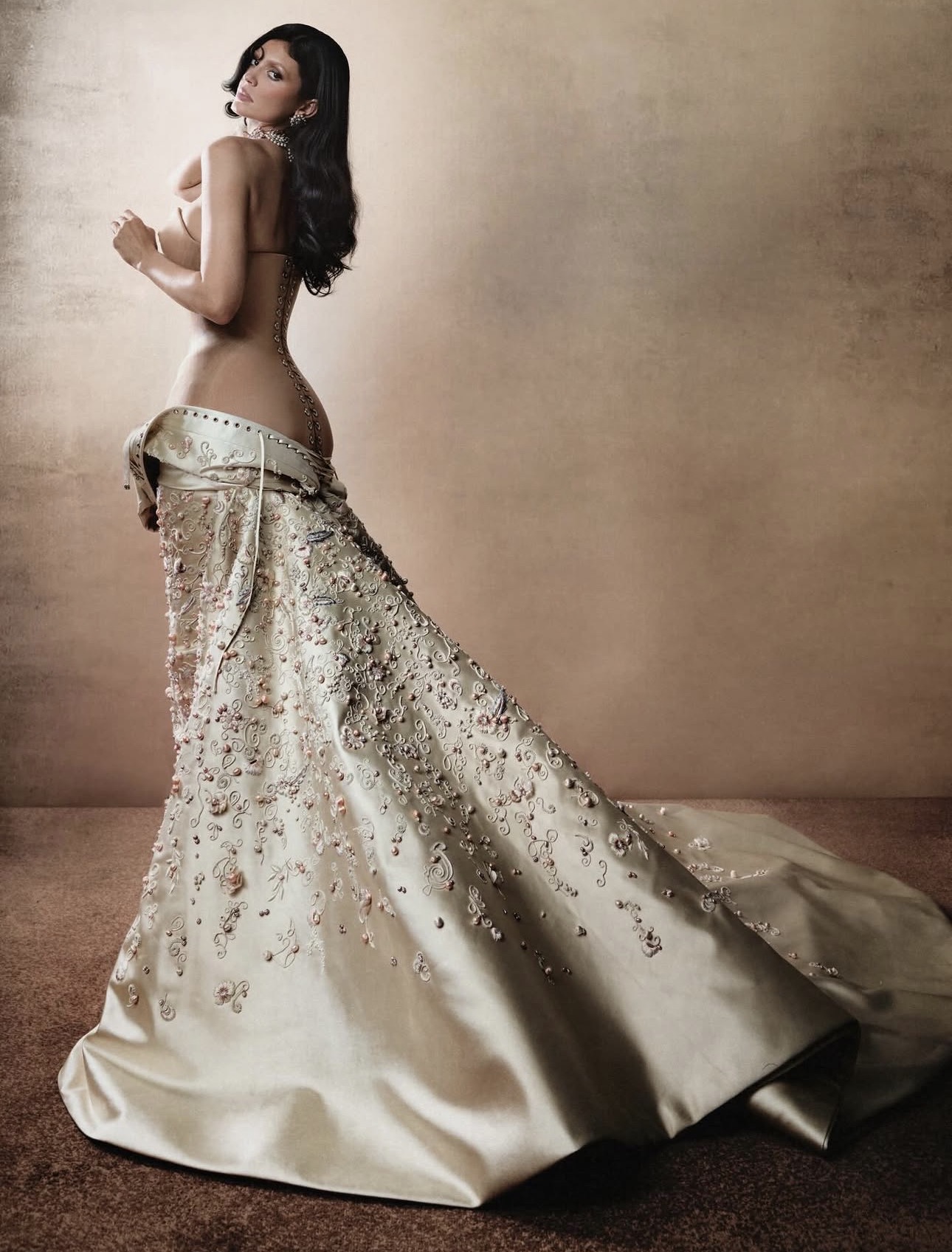 Kylie Jenner بتصميم خاص من Schiaparelli  بتوقيع Daniel Roseberry