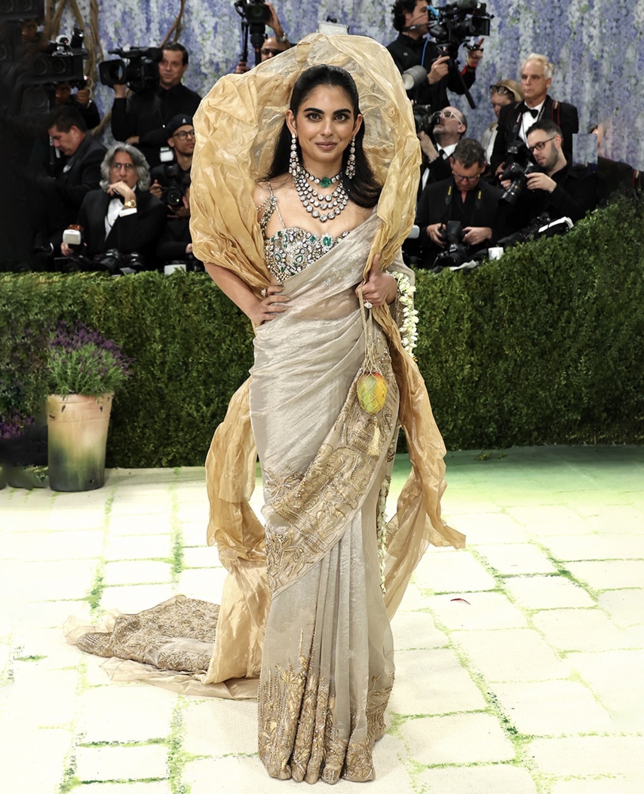 Isha Ambani بتصميم خاص من  Gaurav Gupta 
