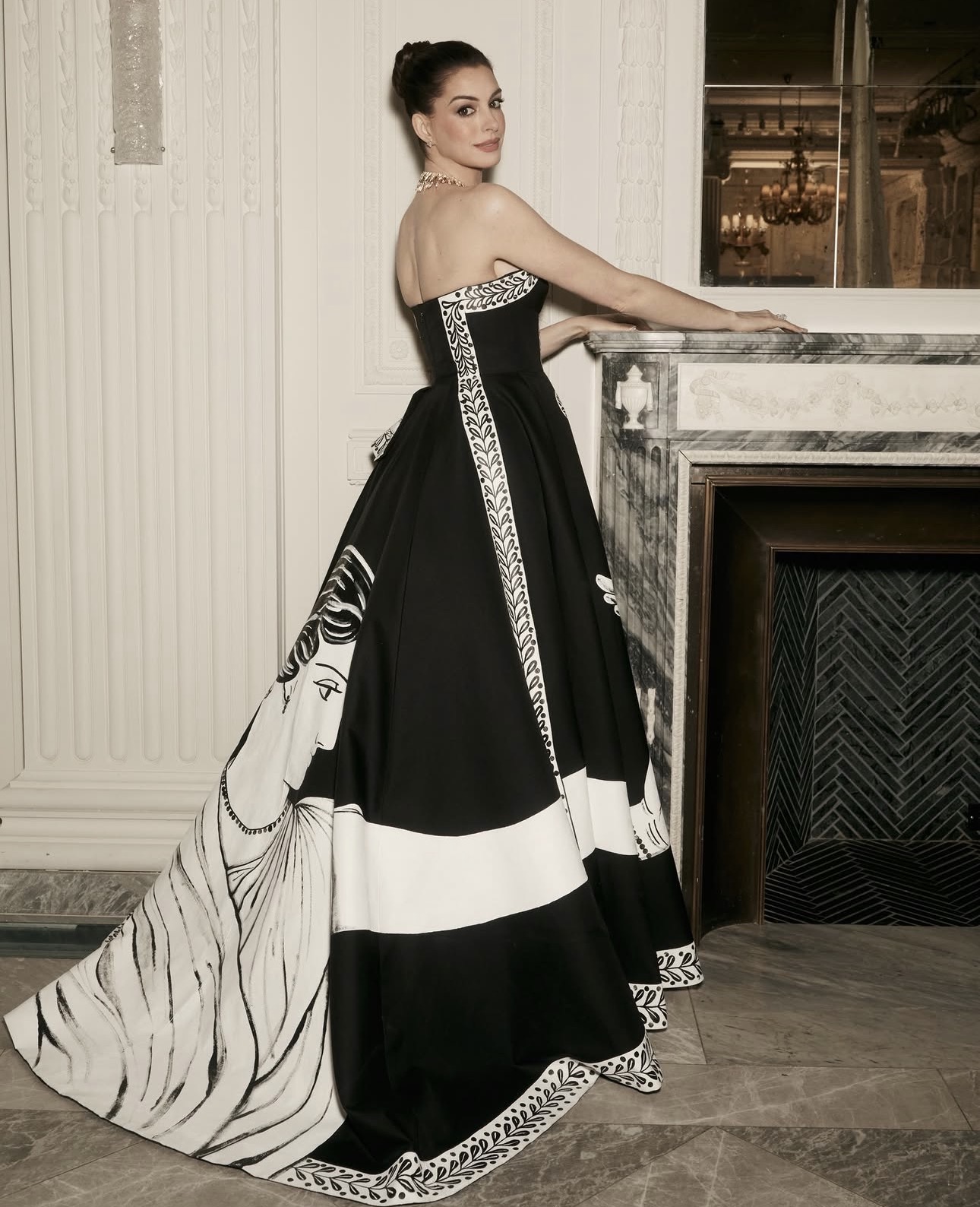 Anne Hathaway بتصميم خاص من Michael Kors