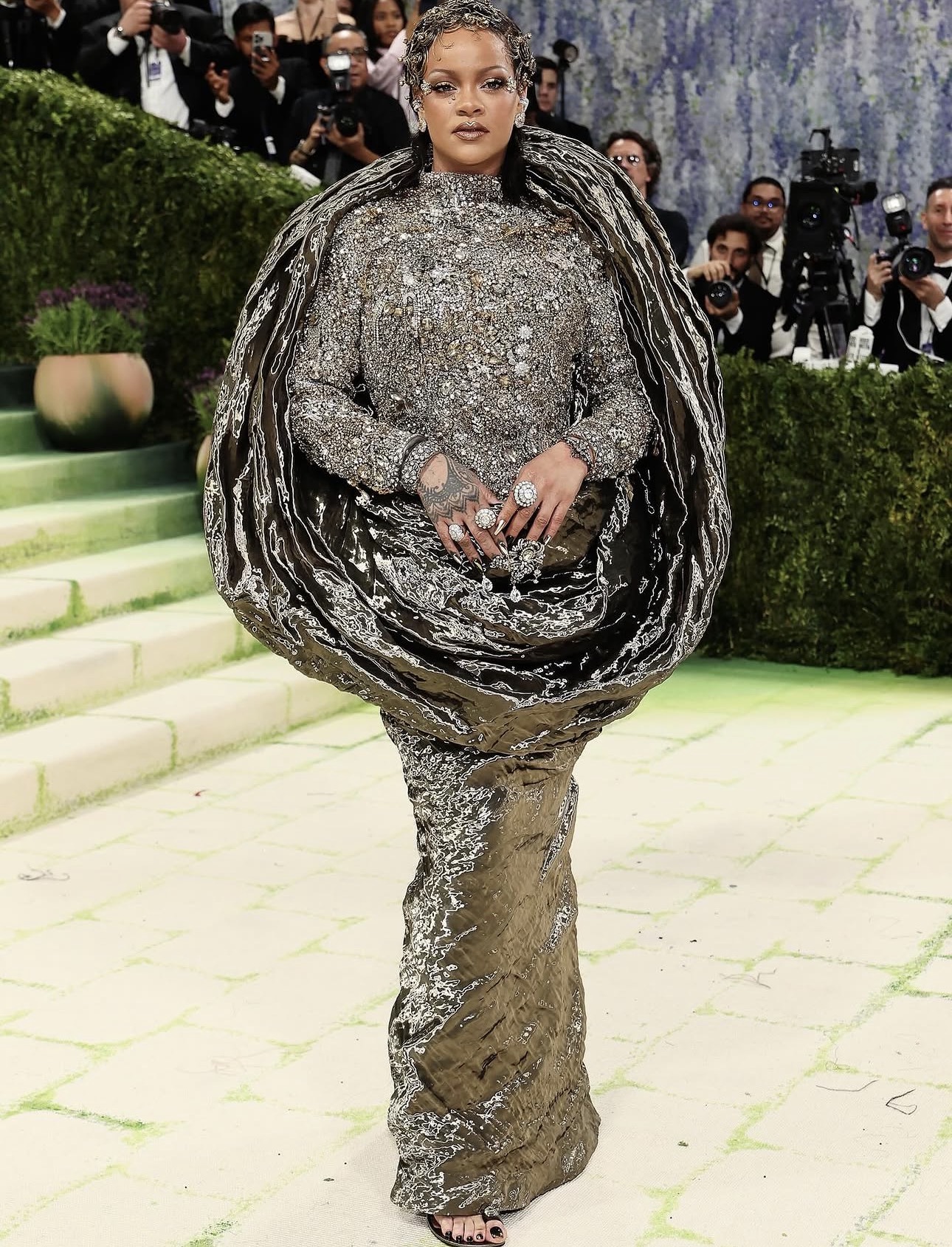  Rihanna بتصميم خاص من Maison Margiela  