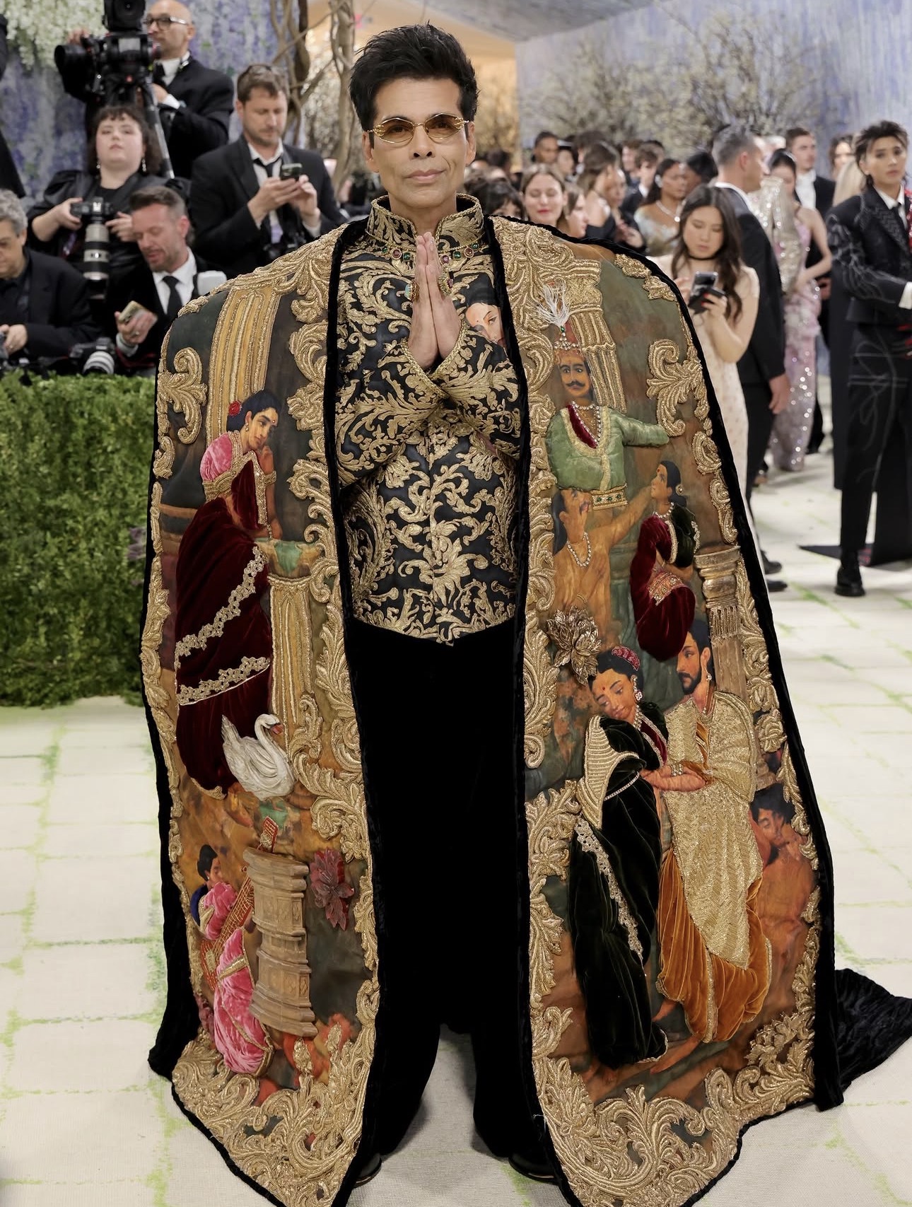Karan Johar  بتصميم خاص من Manish Malhotra