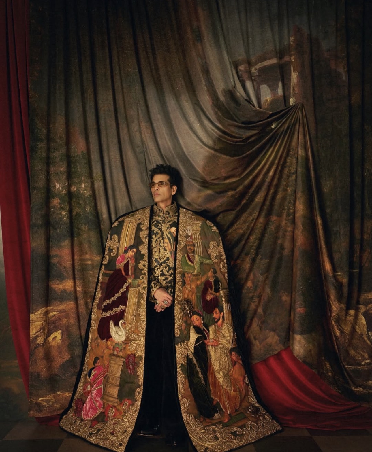 Karan Johar  بتصميم خاص من Manish Malhotra