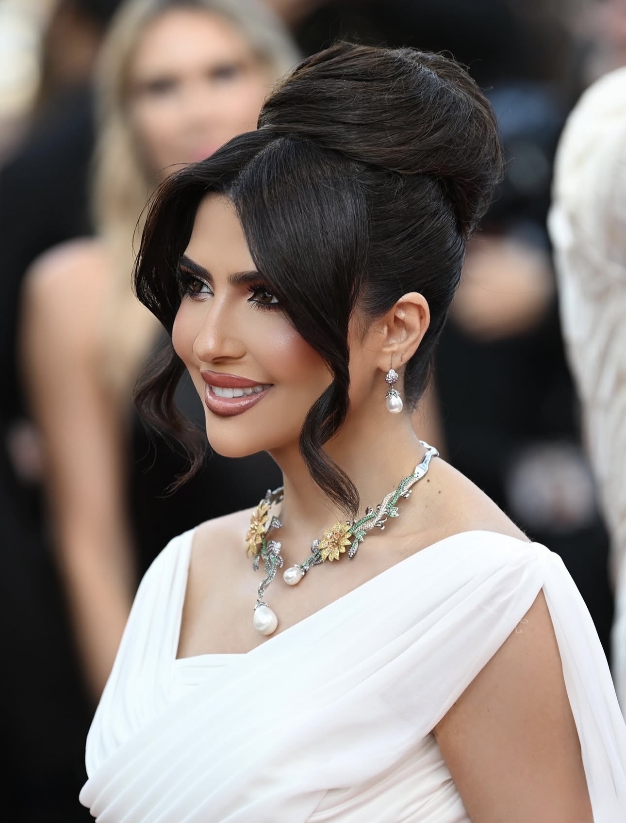 حصة اللوغاني بتصميم خاص من دار فرح المسباح و مجوهرات غويشة خلال مهرجان كان السينمائي التاسع والسبعين.