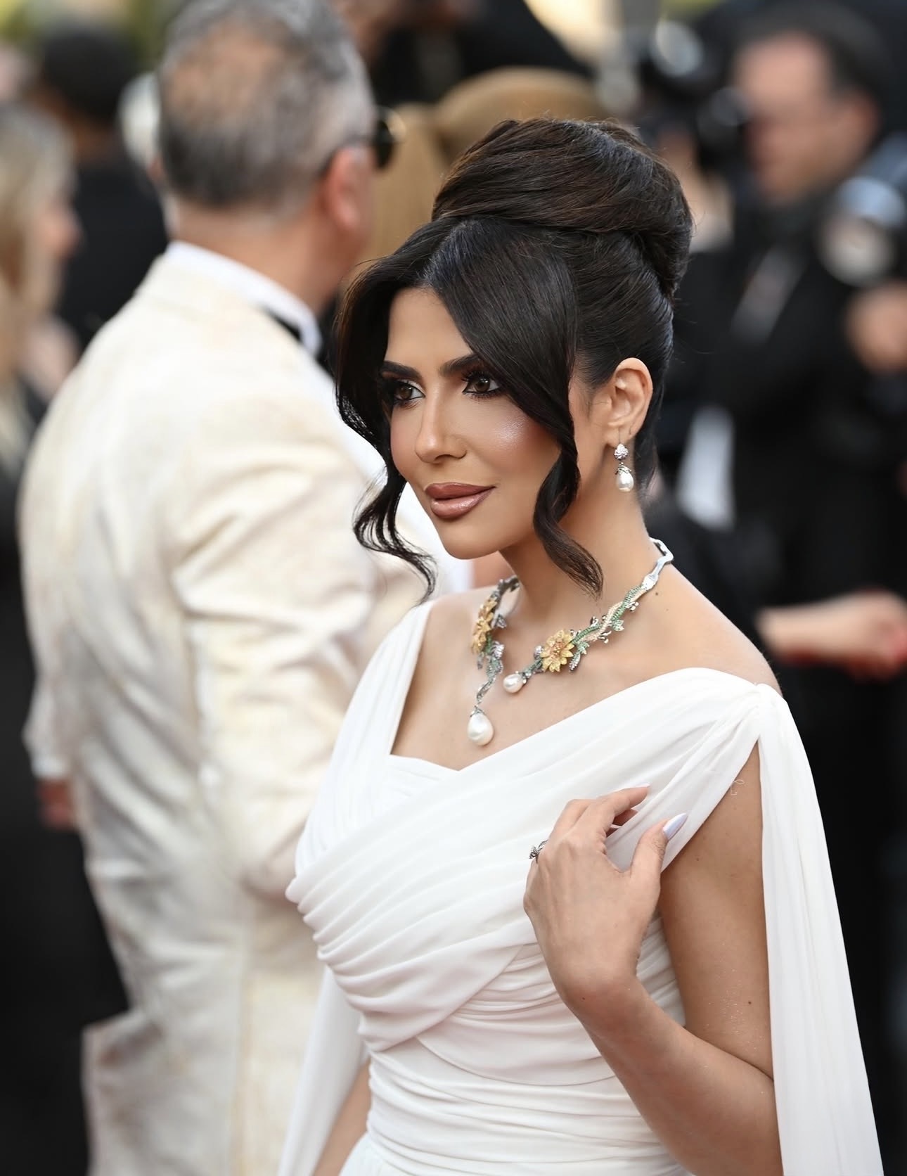 حصة اللوغاني بتصميم خاص من دار فرح المسباح و مجوهرات غويشة خلال مهرجان كان السينمائي التاسع والسبعين.