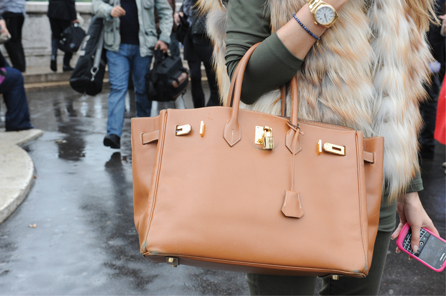 إطلالة ستريت ستايل مع حقيبة ‏