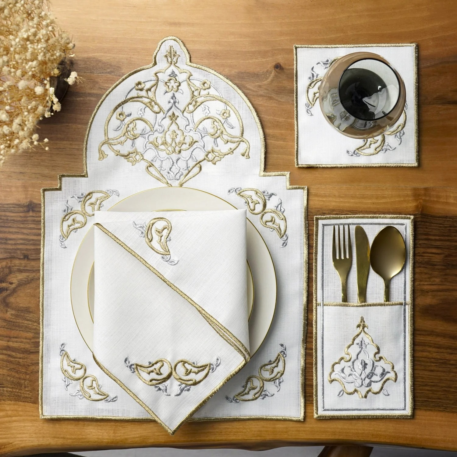 أضيفي لمسة أنيقة لمائدة الطعام باستخدام مناديل أنيقة