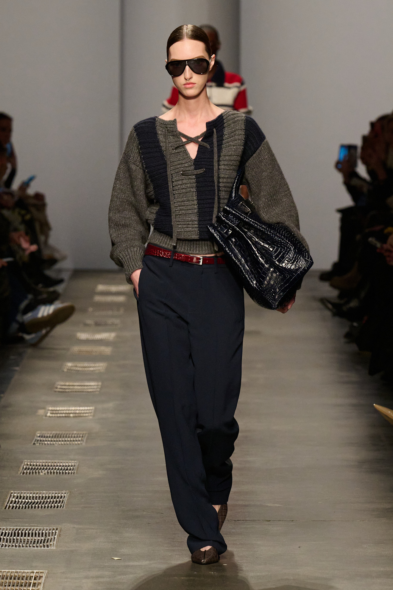 تنسيق اللّون الكحلي