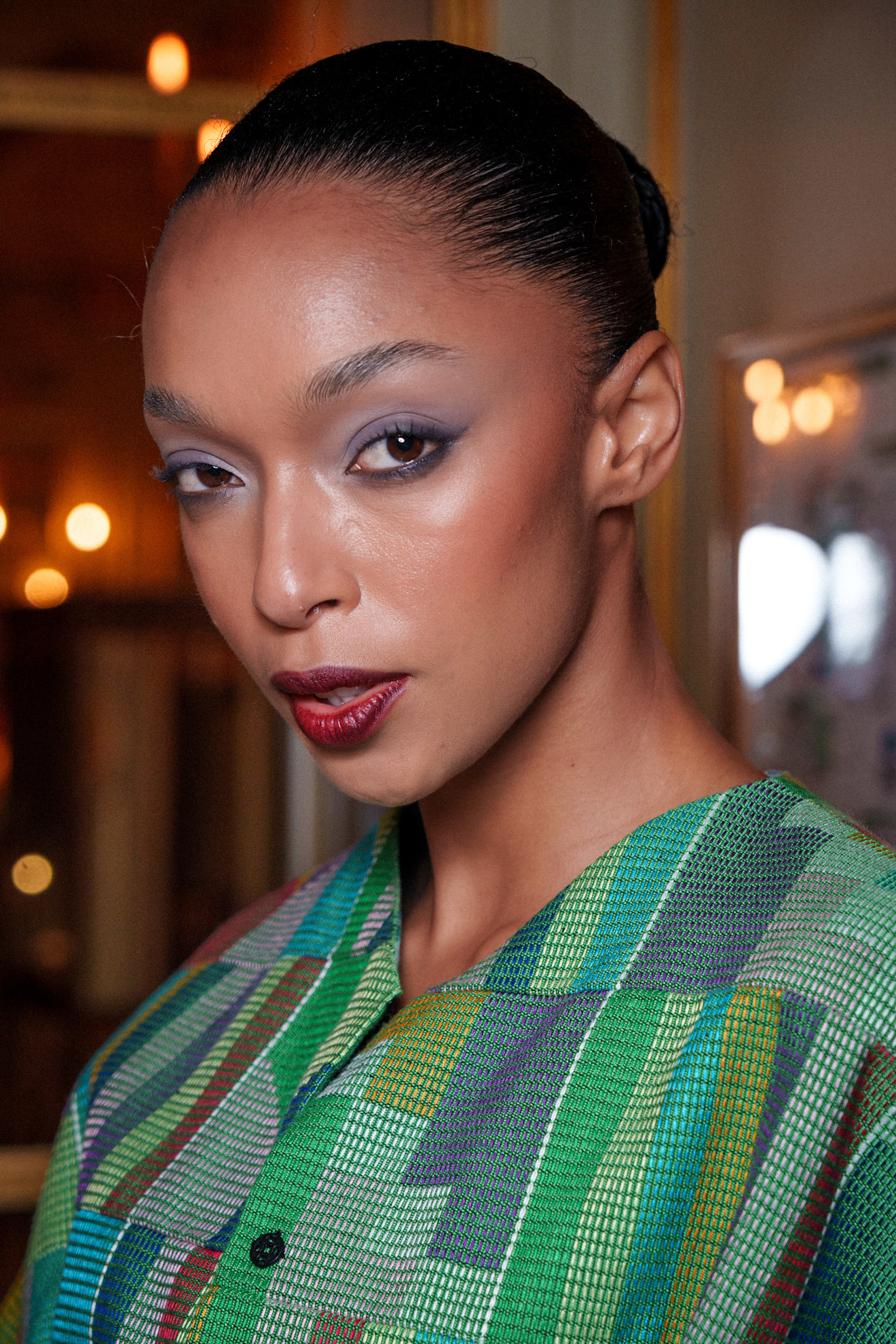 رسمات المكياج البنفسجي القوي