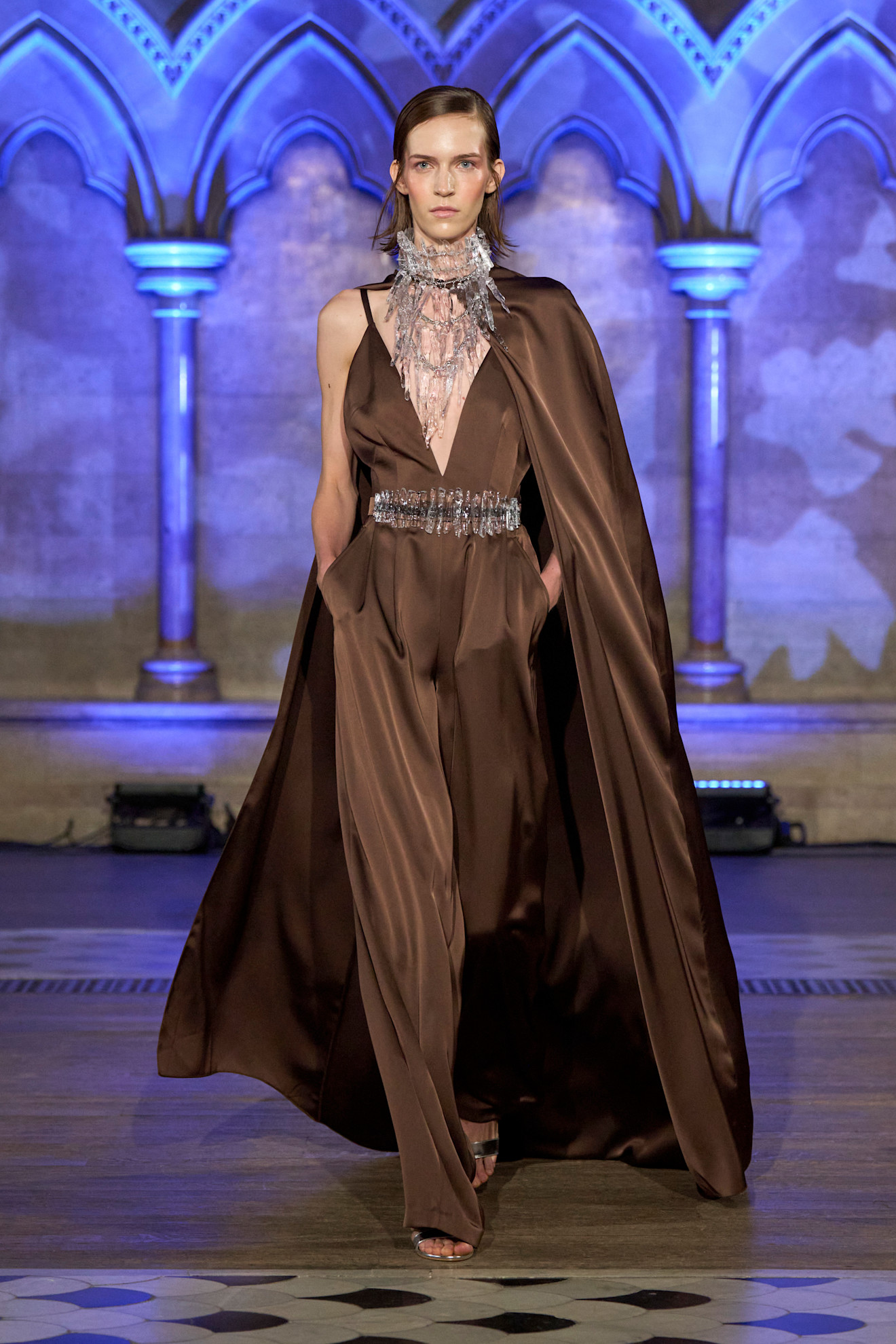 موضة الجمبسوت البني مع الساتان