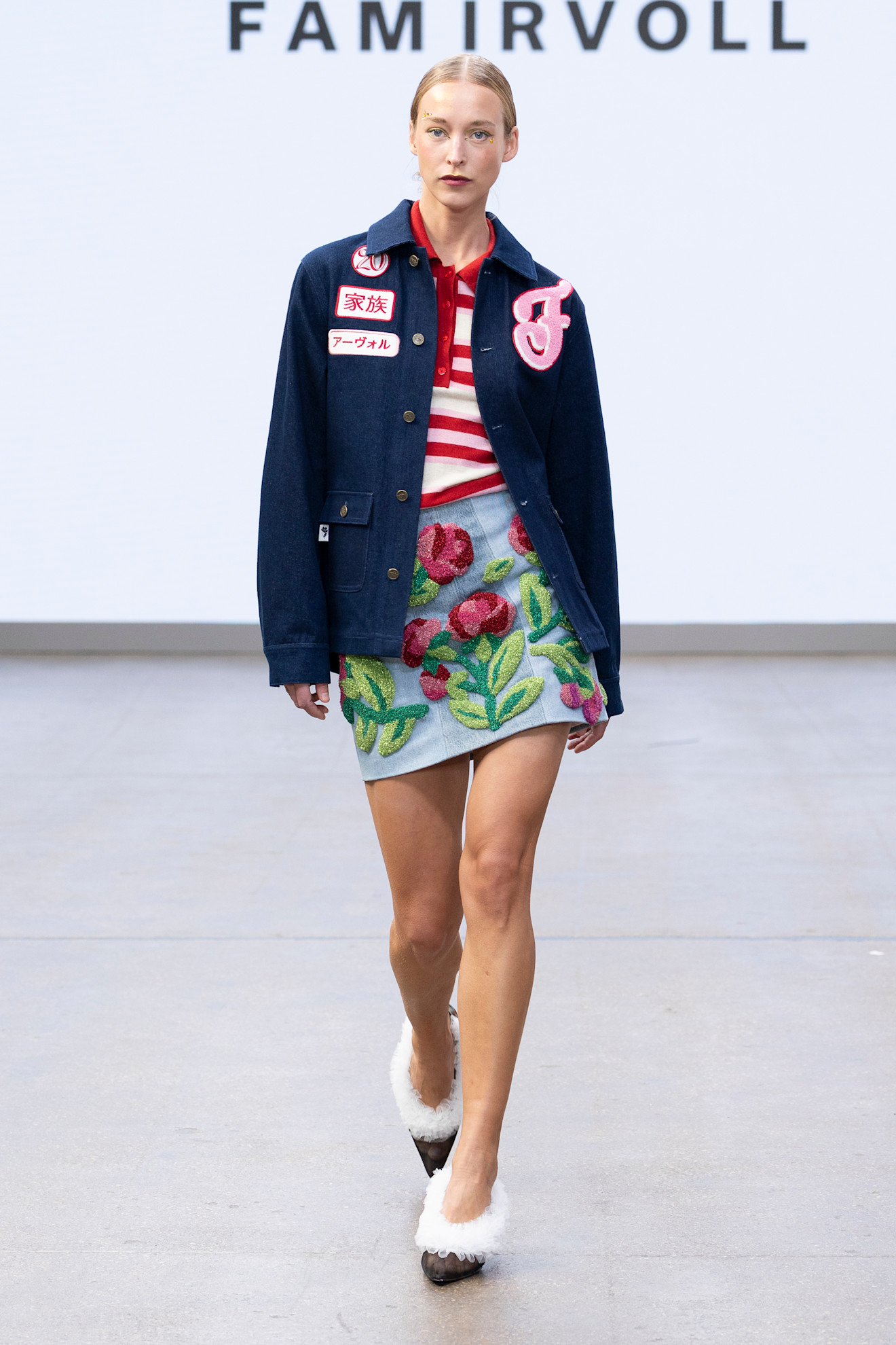 Irvoll إطلالة عصرية من تيشيرت البولو والتنورة