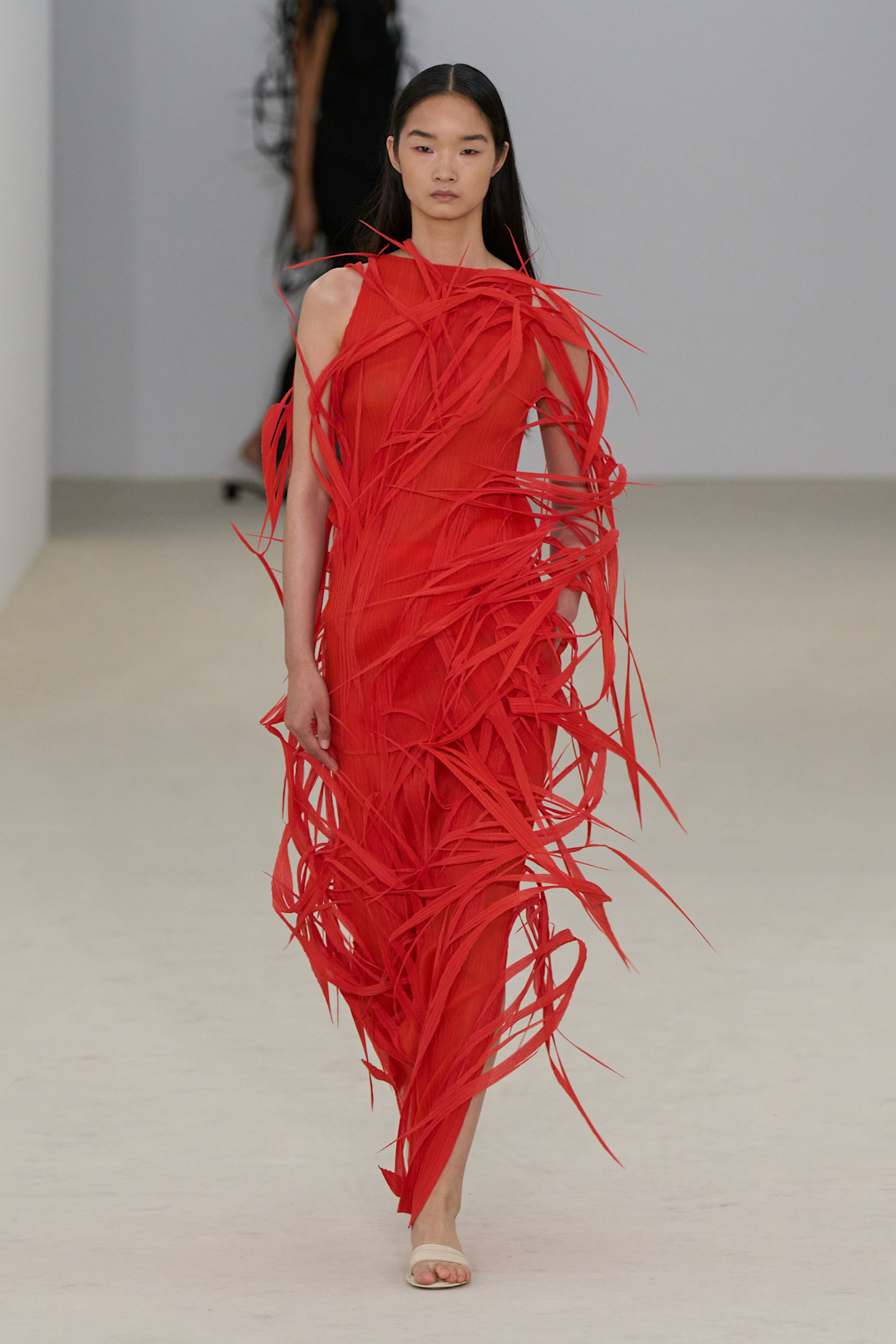 Issey Miyake فستان أحمر فراولة من