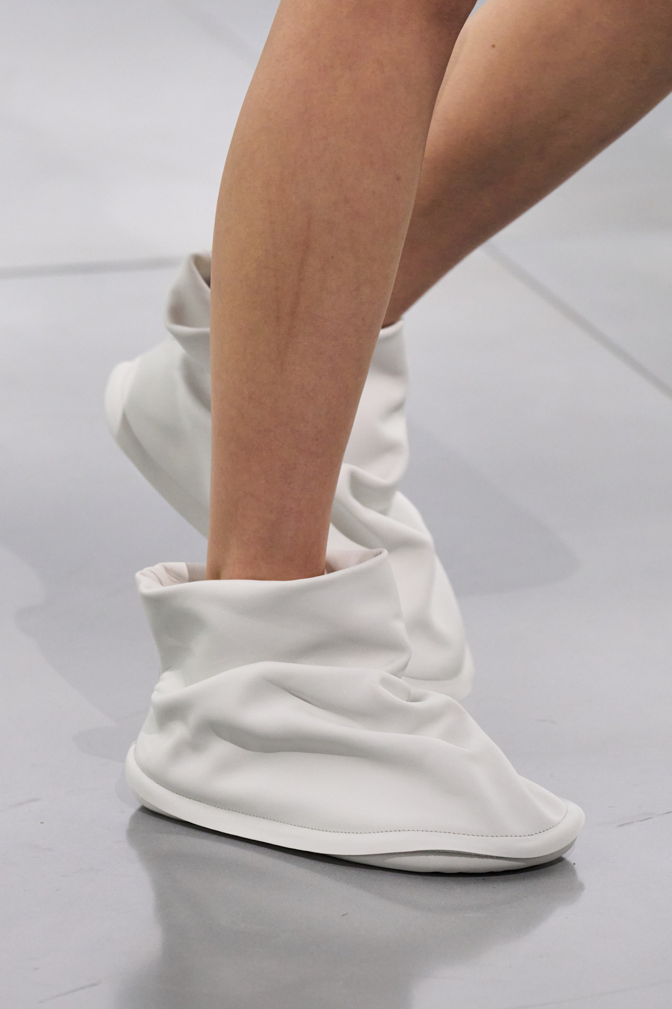 Issey Miyakeبوت بساق قصير مجعد من