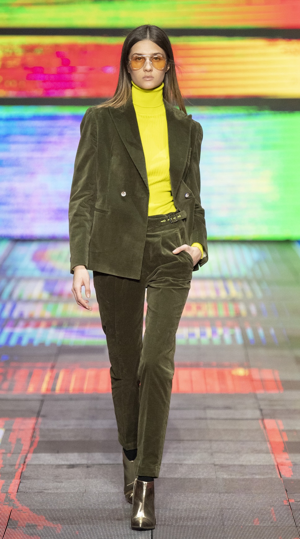 موضة البنطلون الزيتي المستقيم مع الحزام