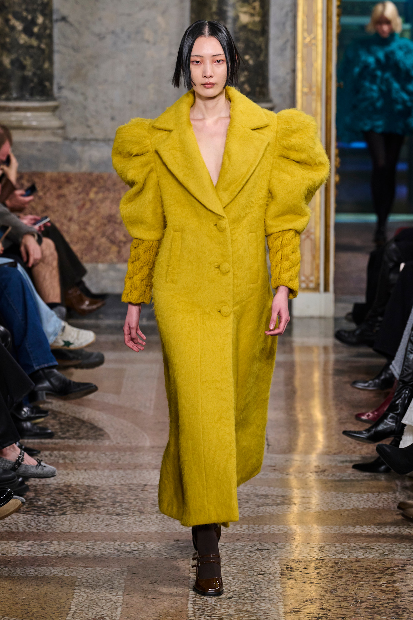 موضة المعاطف الصفراء بأقمشة الصوف